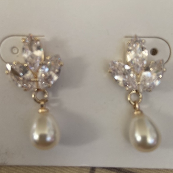 Pearl drop Leaf Crystal Gold Earrings - Picture 7 of 7